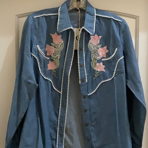 🌼CU Denim Embroidered Shirt - Picture 3 of 9